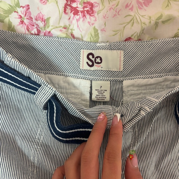 low waisted striped shorts with belt - Picture 3 of 5